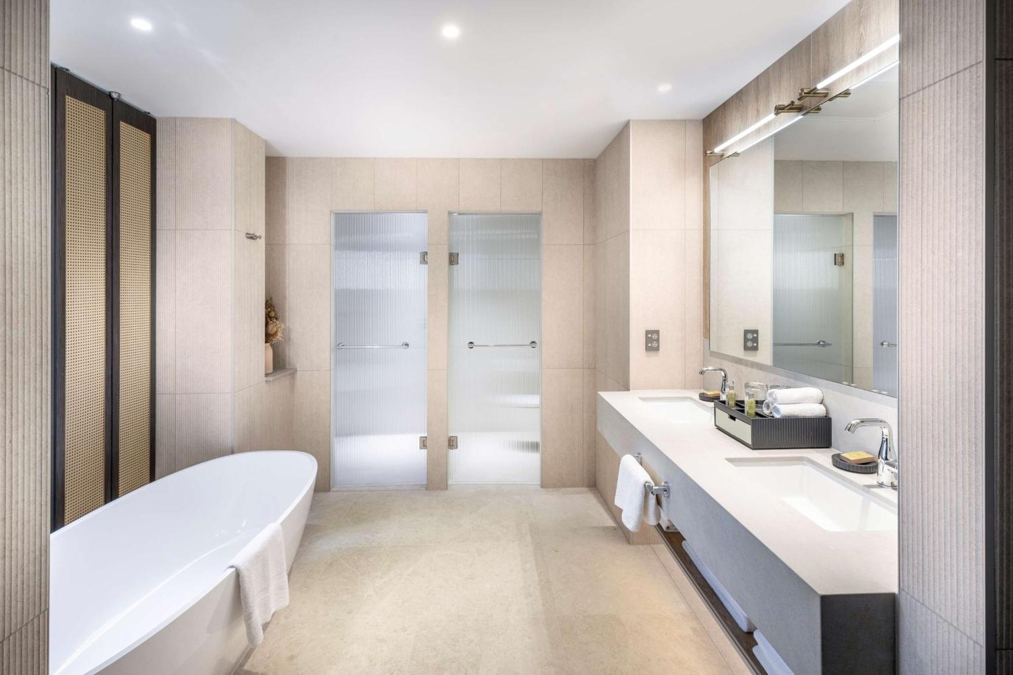 Doubletree By Hilton Auckland Karaka Hotel Екстериор снимка