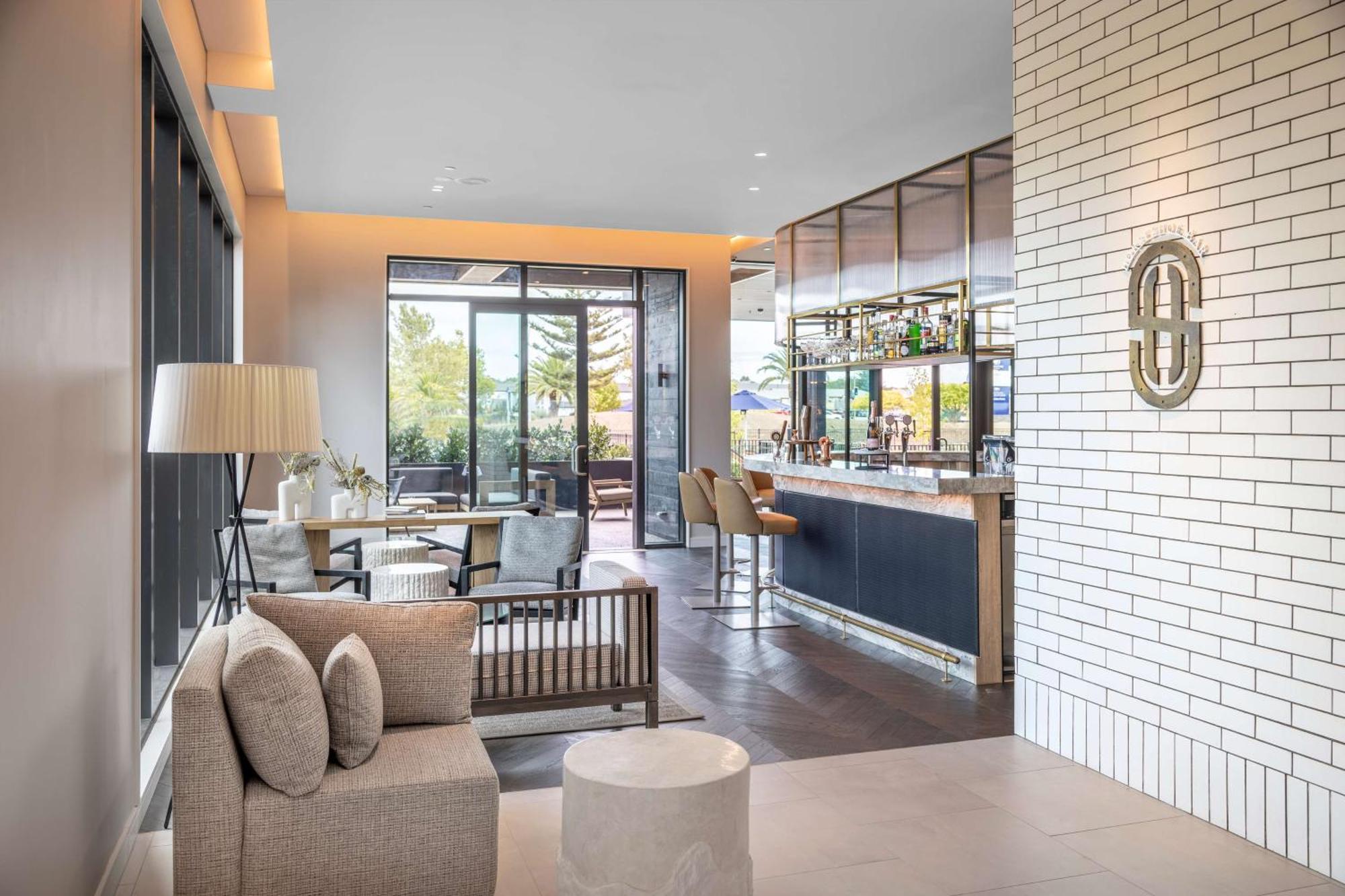 Doubletree By Hilton Auckland Karaka Hotel Екстериор снимка