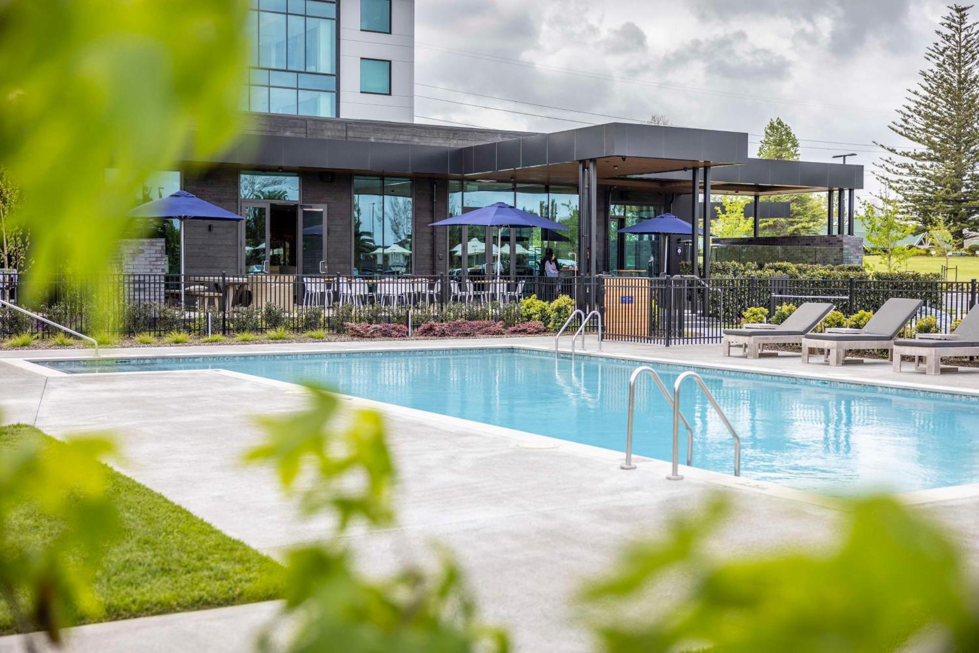 Doubletree By Hilton Auckland Karaka Hotel Екстериор снимка