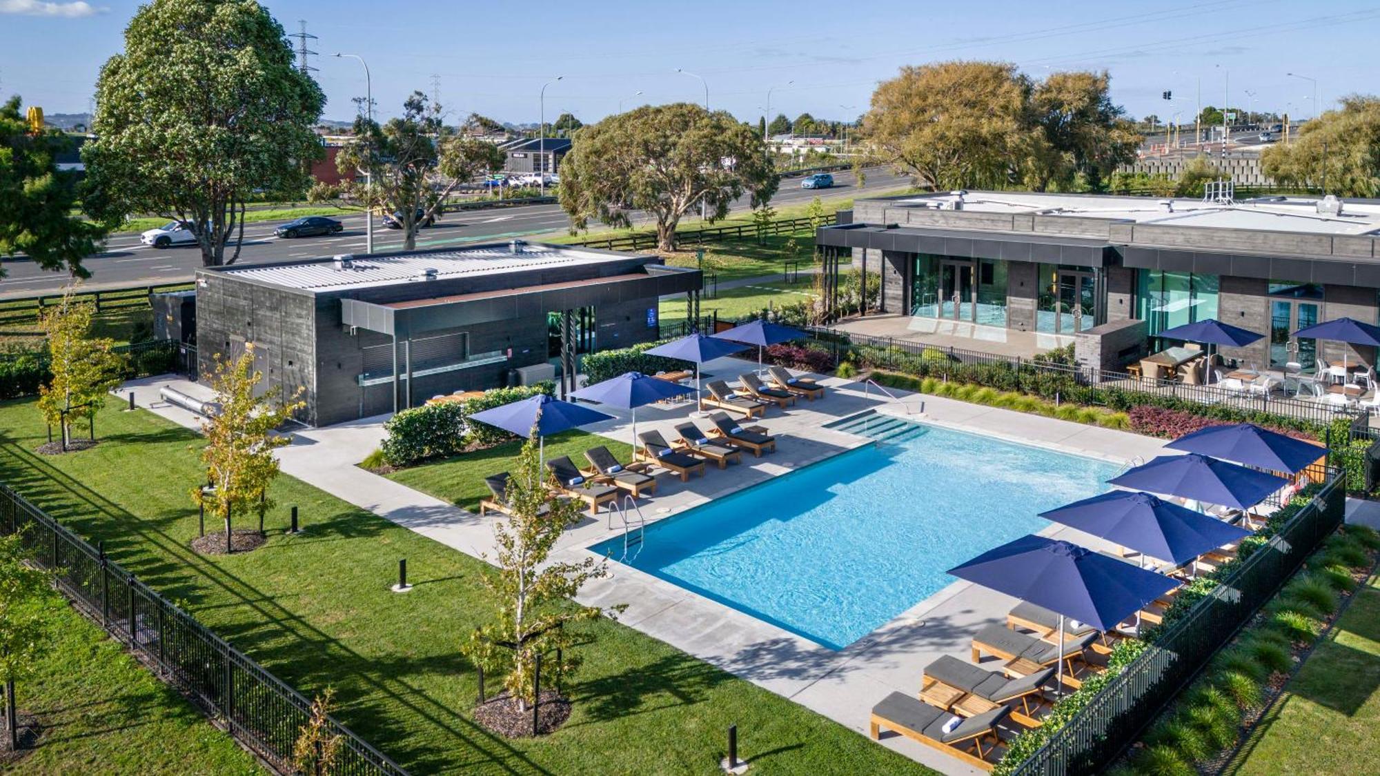 Doubletree By Hilton Auckland Karaka Hotel Екстериор снимка