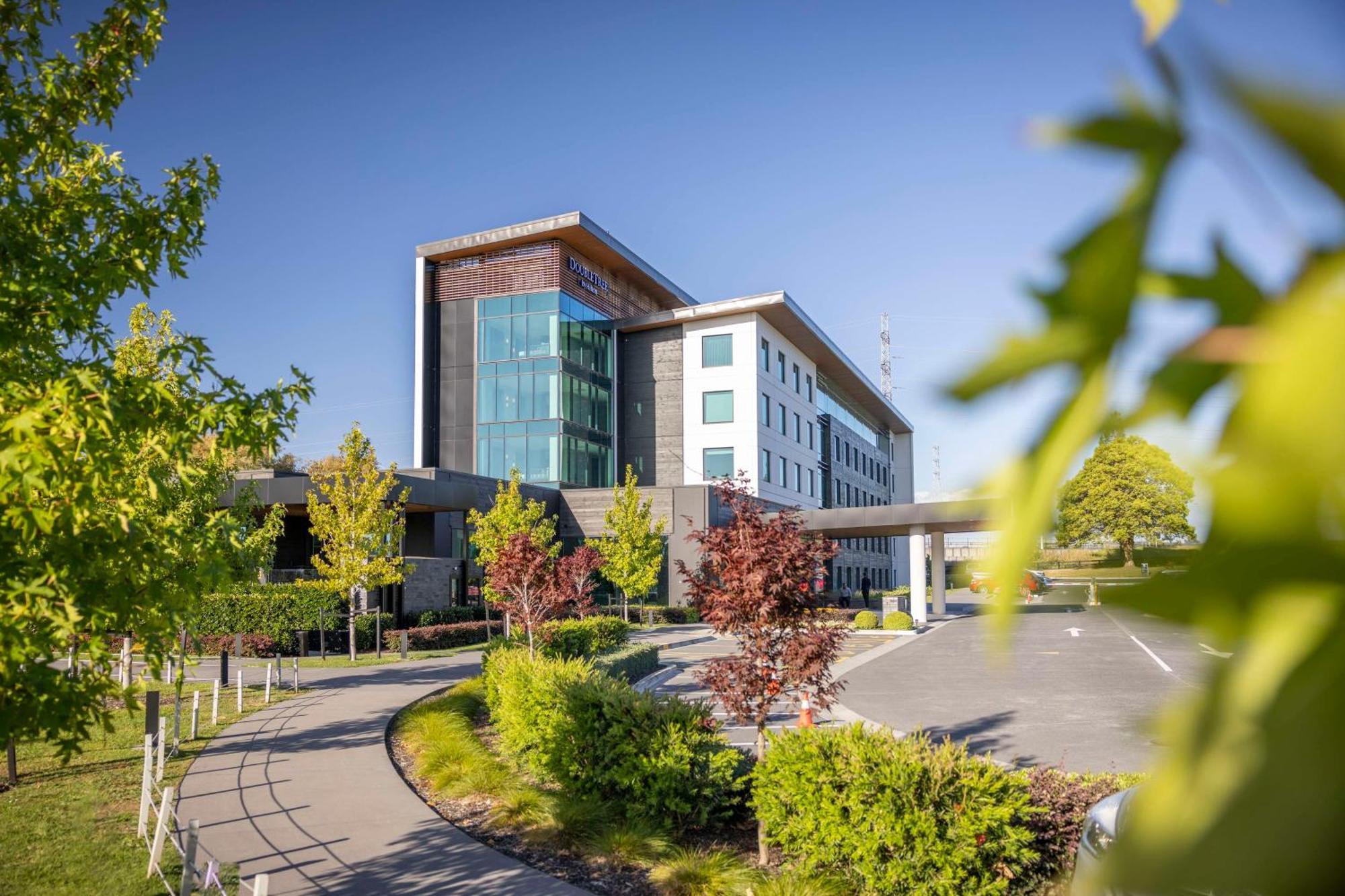 Doubletree By Hilton Auckland Karaka Hotel Екстериор снимка
