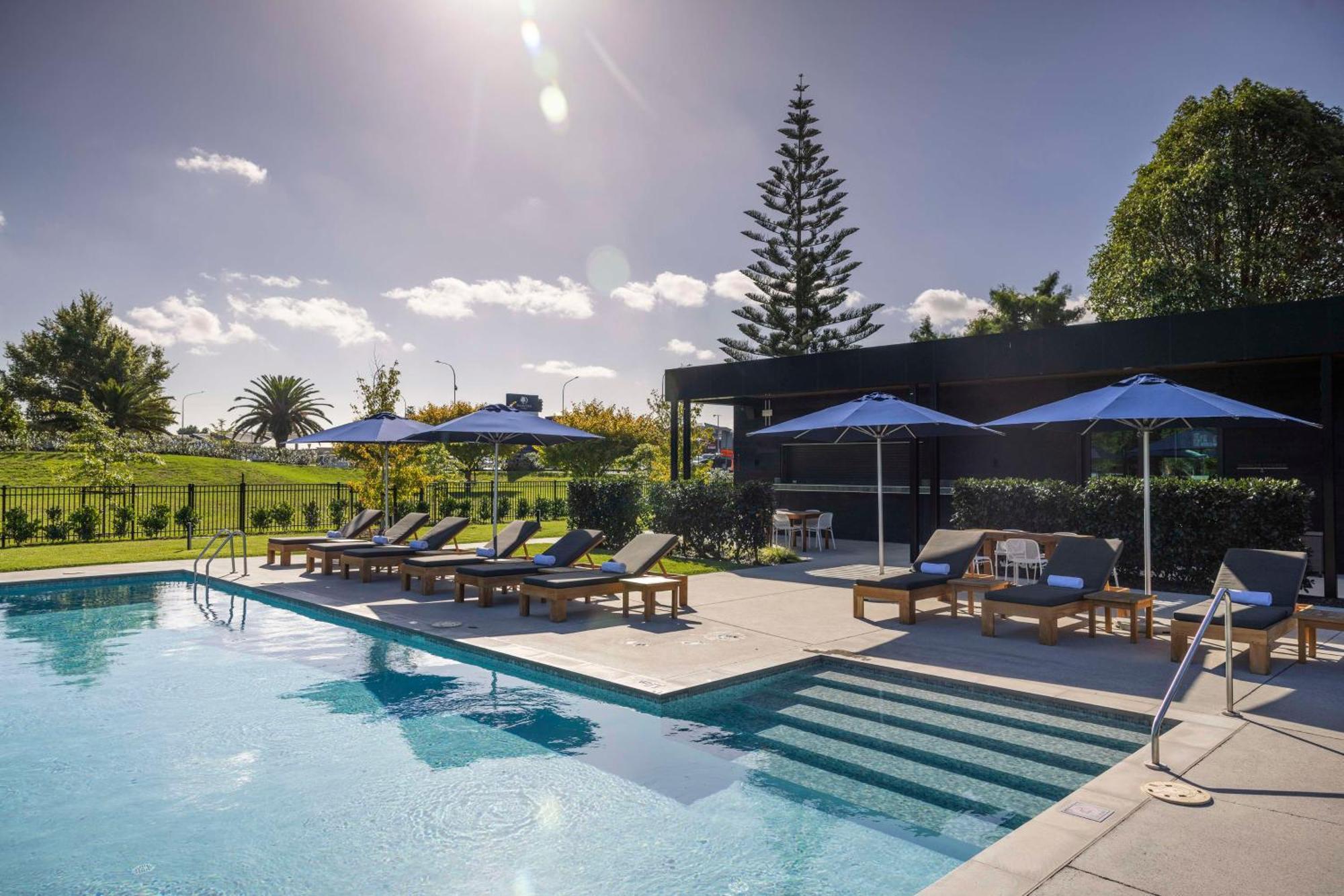 Doubletree By Hilton Auckland Karaka Hotel Екстериор снимка