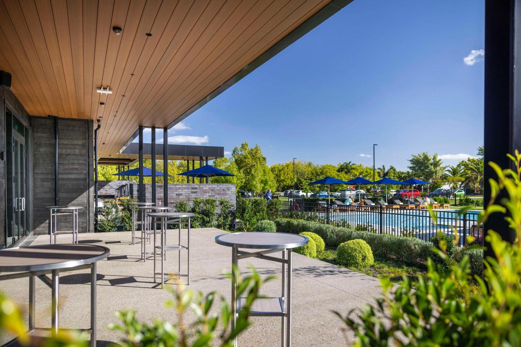 Doubletree By Hilton Auckland Karaka Hotel Екстериор снимка